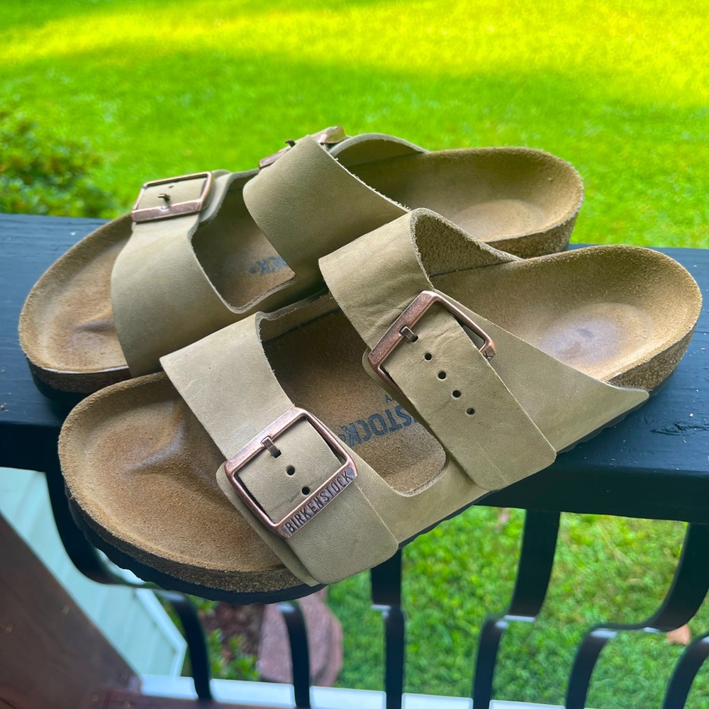 Like New! 👀 Arizona Soft Footbed Oiled Leather Sandal 🤎 COLOR: Tobacco Brown